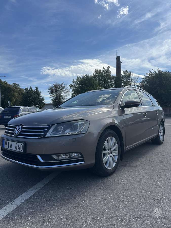 Volkswagen Passat 2011 — rear view