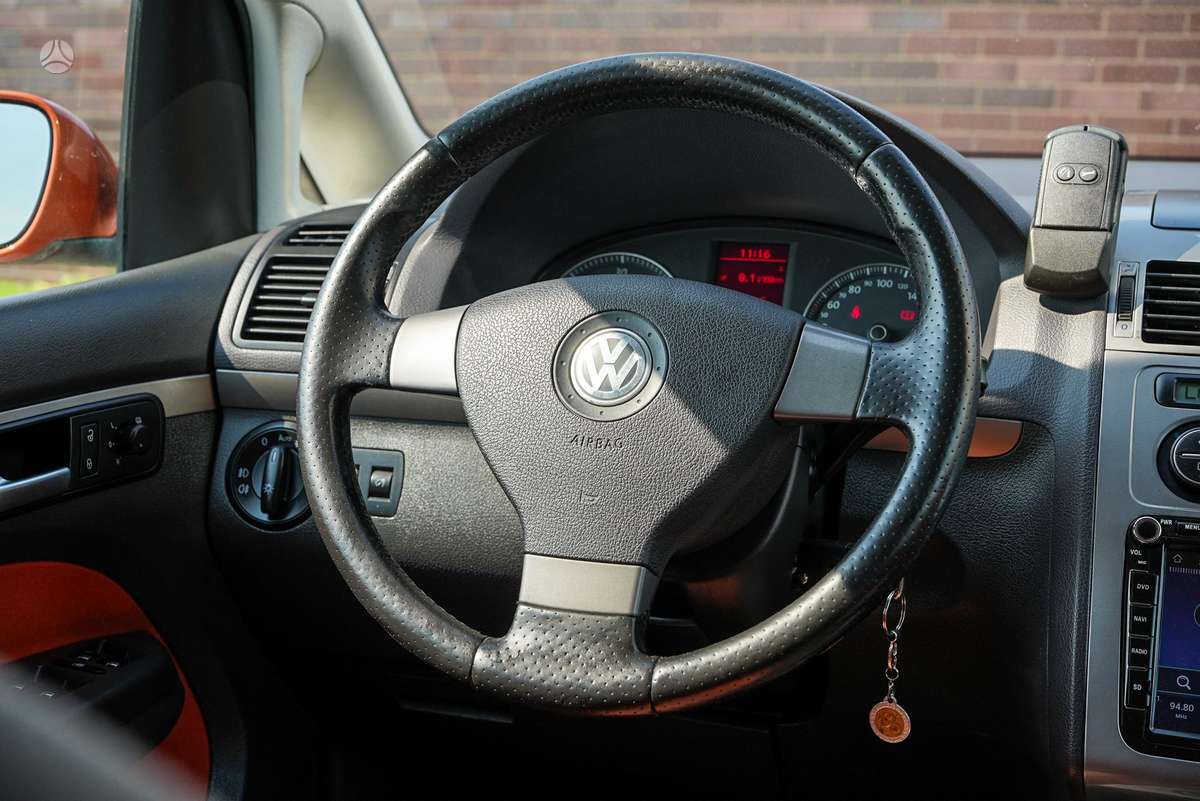 Volkswagen Touran 2008 — photo 17