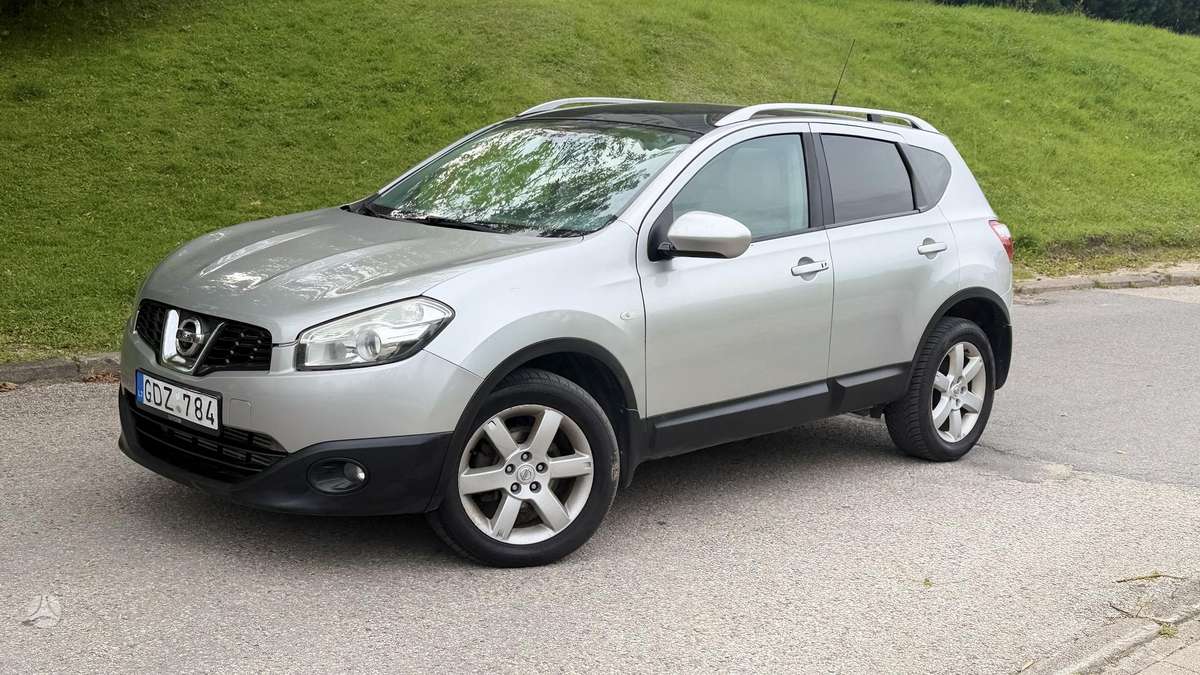 Nissan Qashqai 2011 — rear view