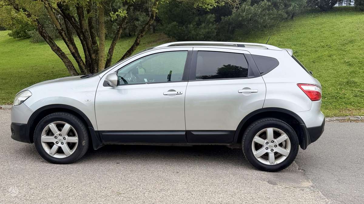 Nissan Qashqai 2011 — interior