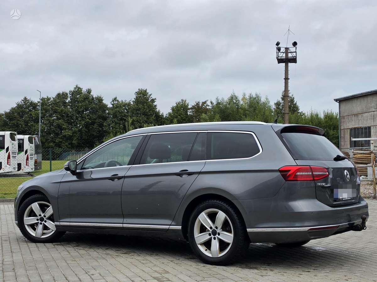 Volkswagen Passat 2015 — rear view