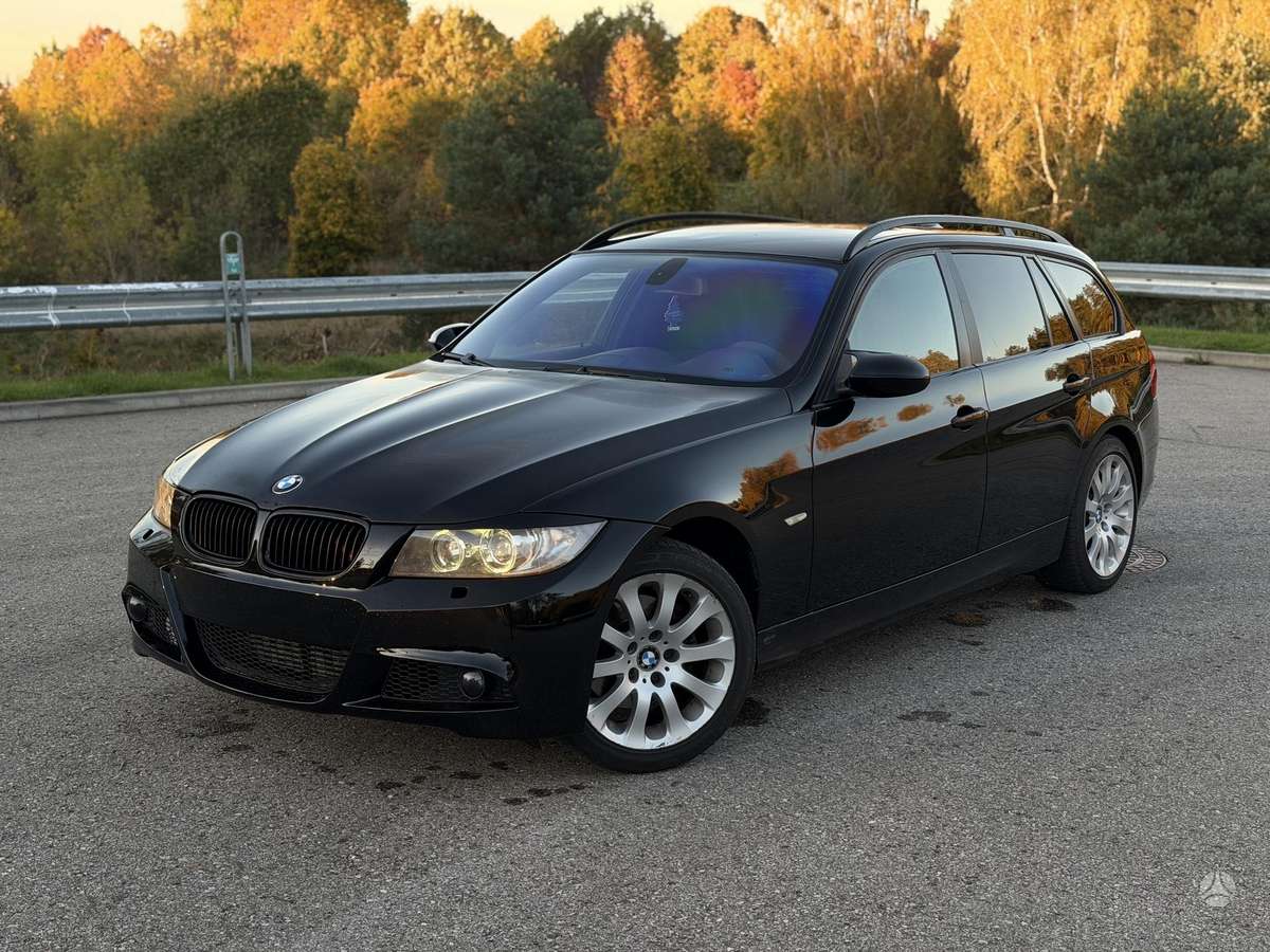 BMW 320 2008 — rear view