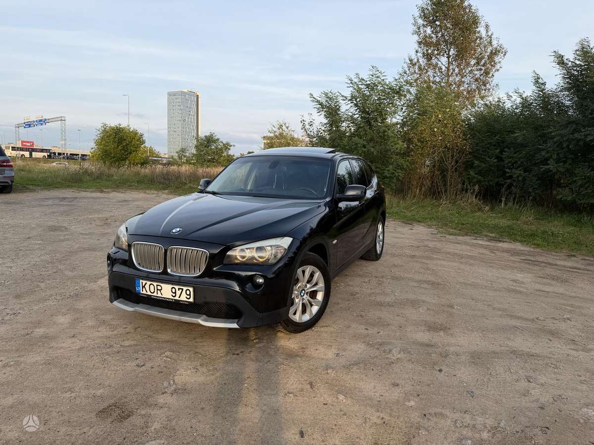 BMW X1 2011 — салон