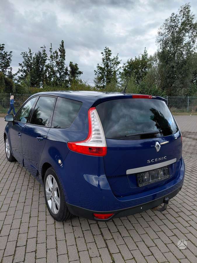 Renault Scenic 2011 — салон