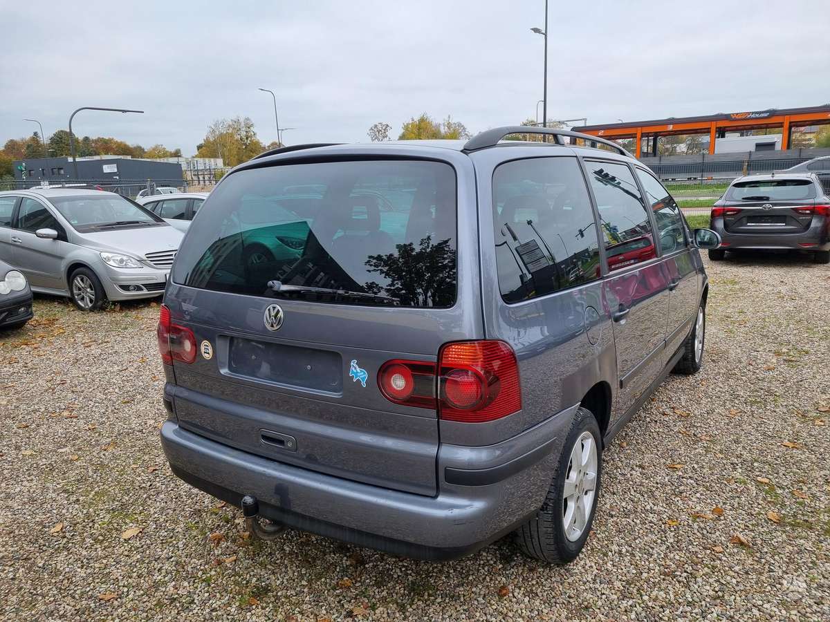 Volkswagen Sharan 2009 — вигляд ззаду