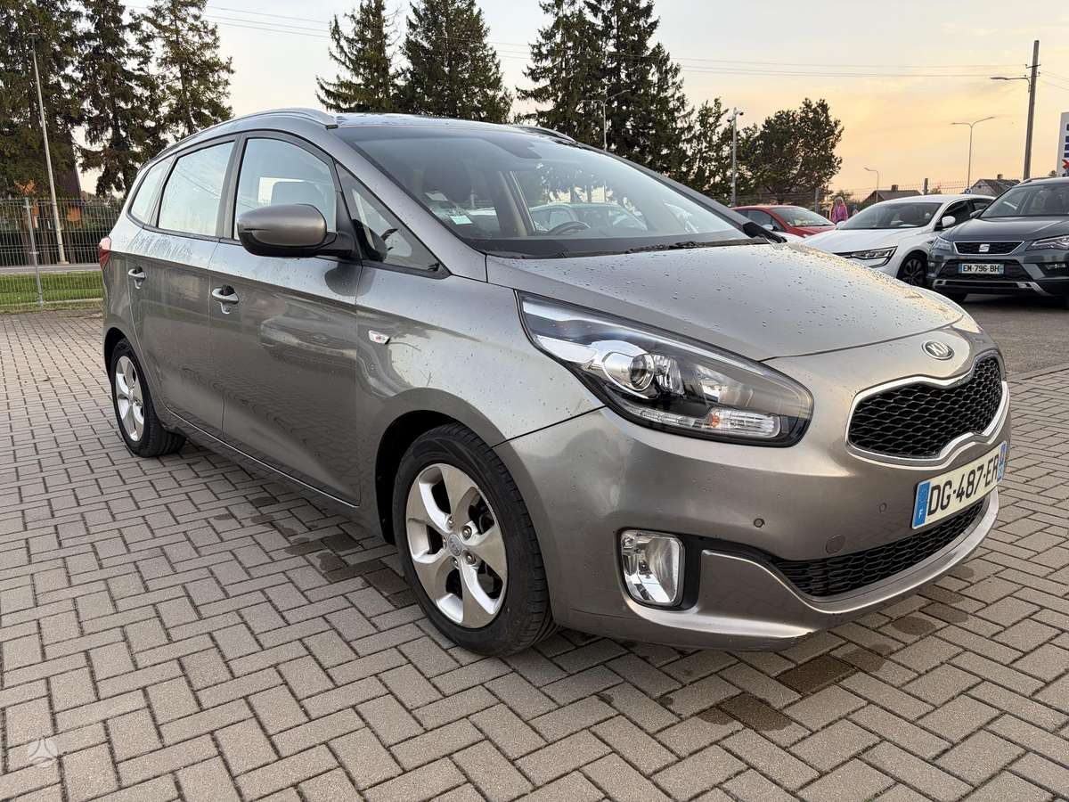 Kia Carens 2014 — rear view
