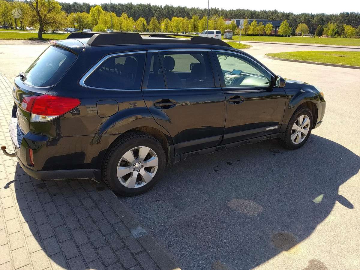 Subaru Outback 2011 — rear view
