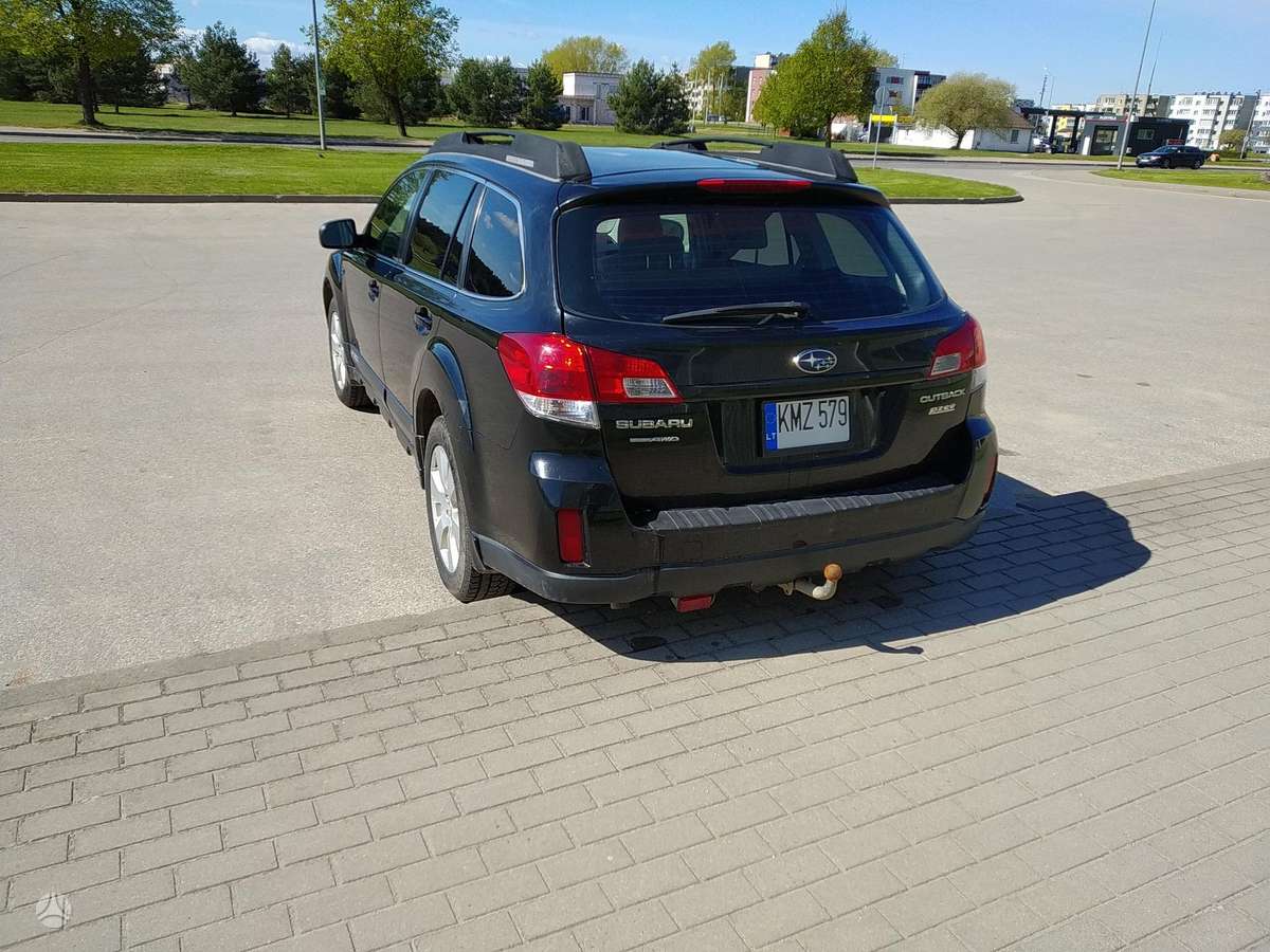 Subaru Outback 2011 — interior