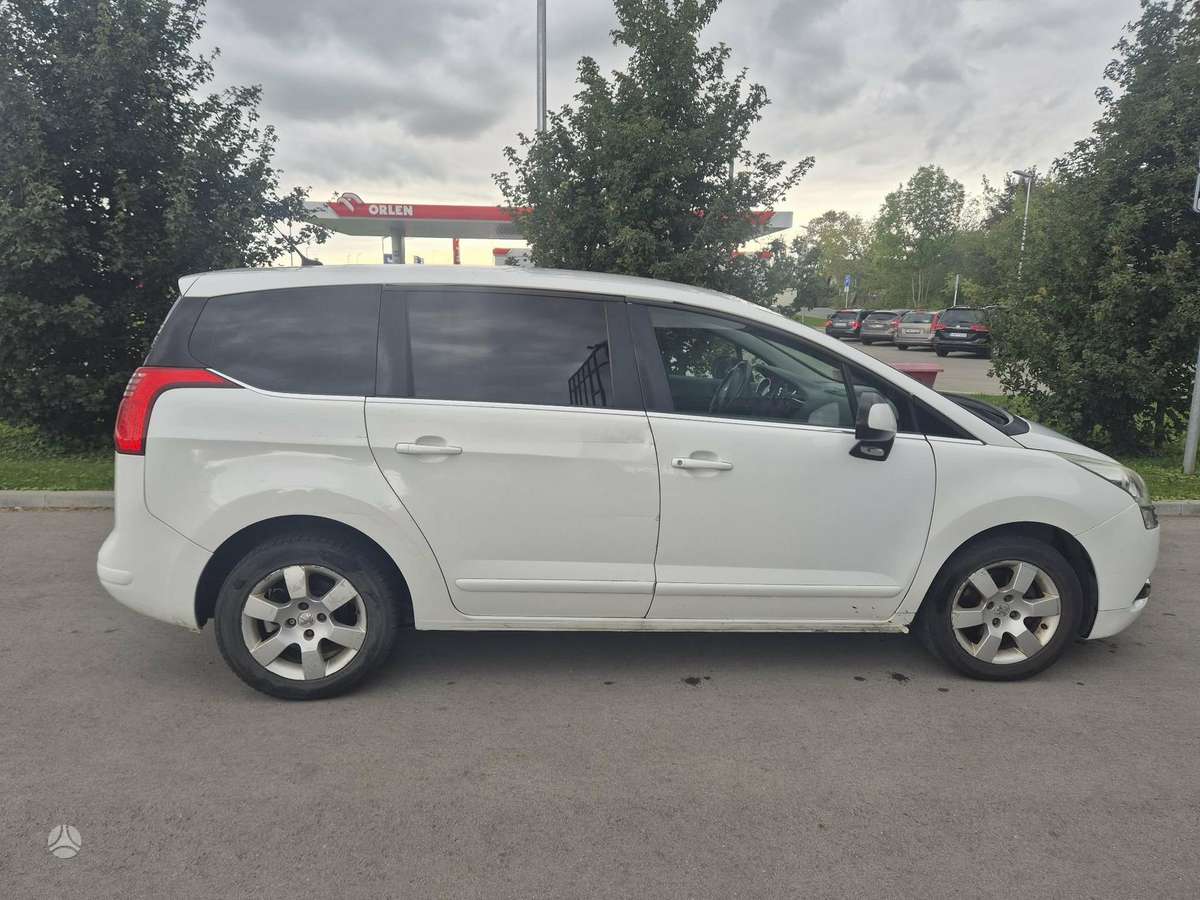 Peugeot 5008 2013 — вигляд ззаду