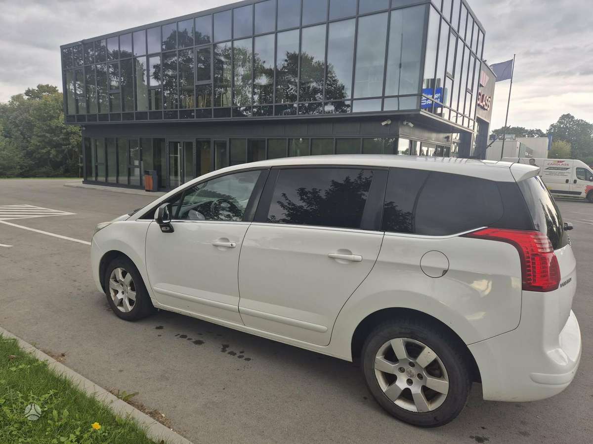 Peugeot 5008 2013 — салон