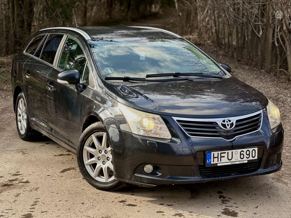 Toyota Avensis 2010 — вигляд ззаду