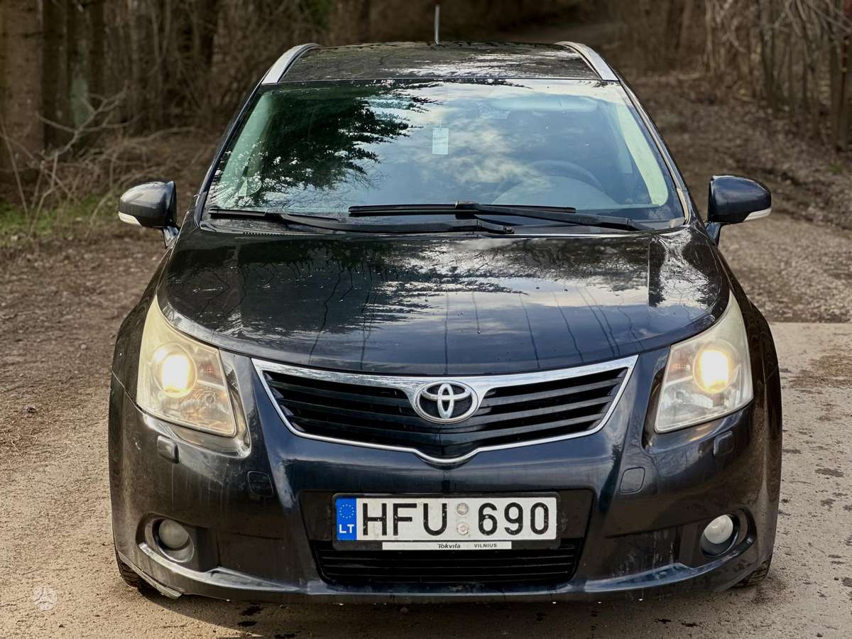 Toyota Avensis 2010 — салон