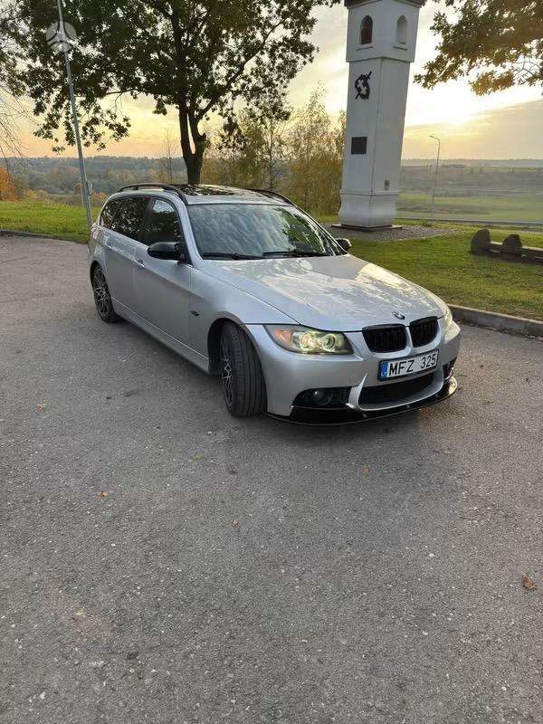 BMW 325 2006 — вигляд ззаду