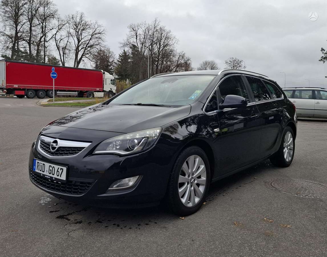 Opel Astra 2011 — rear view