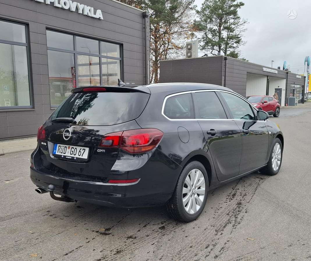 Opel Astra 2011 — interior