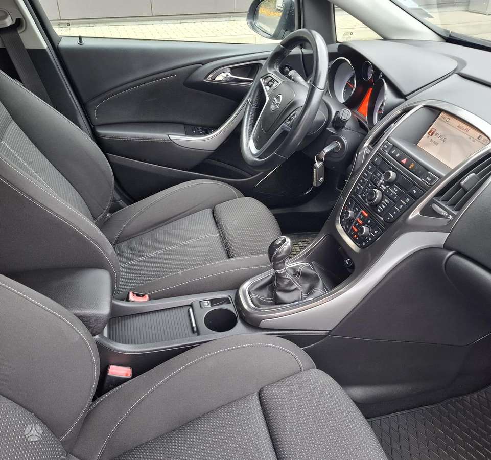 Opel Astra 2011 — photo 5