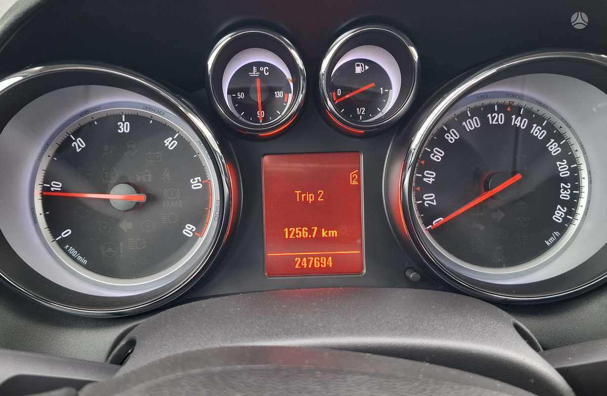 Opel Astra 2011 — photo 7