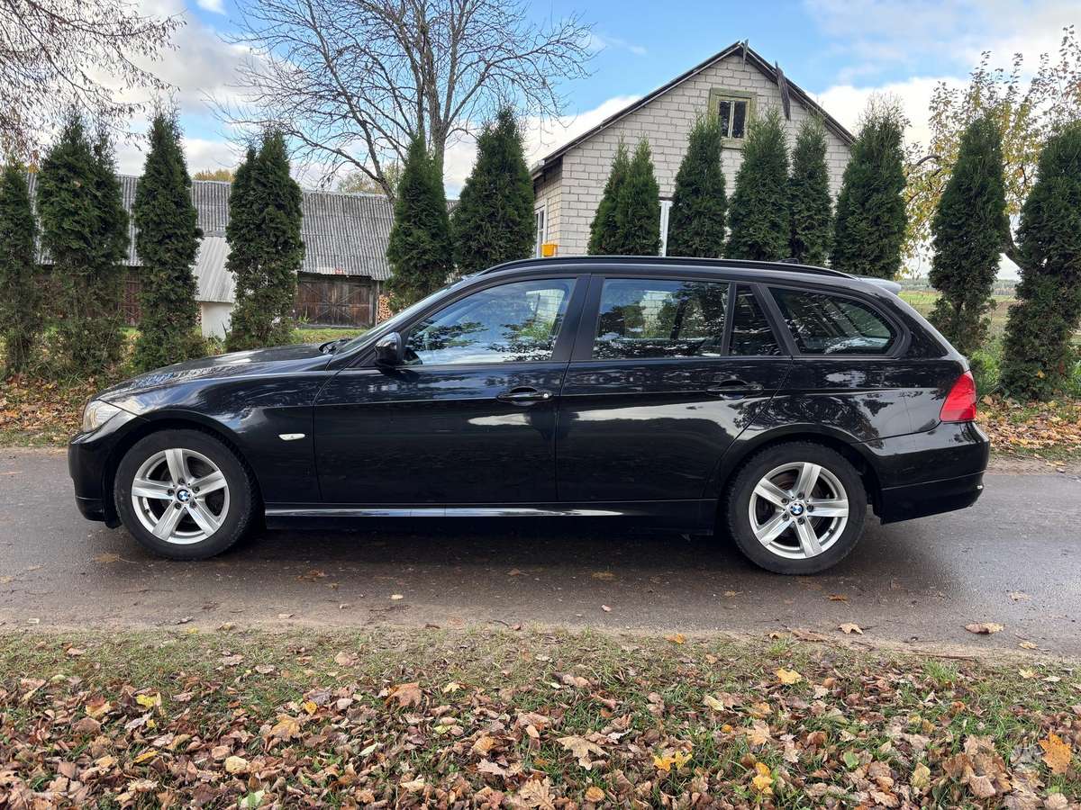 BMW 318 2012 — rear view