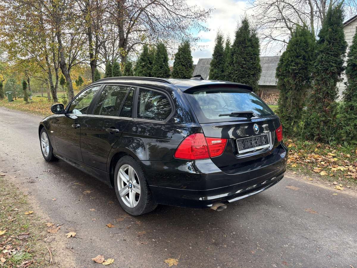 BMW 318 2012 — interior