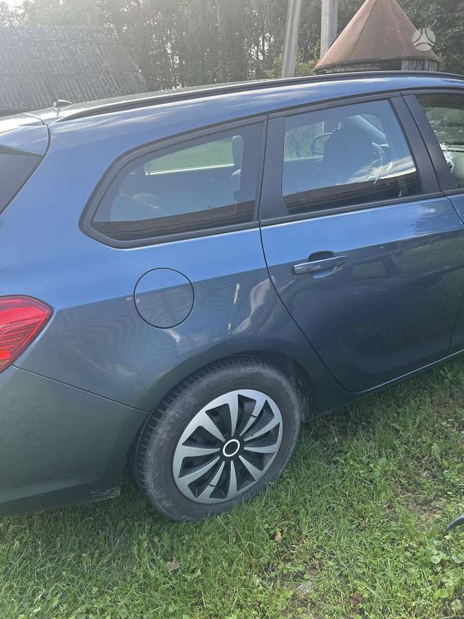 Opel Astra 2013 — вигляд ззаду