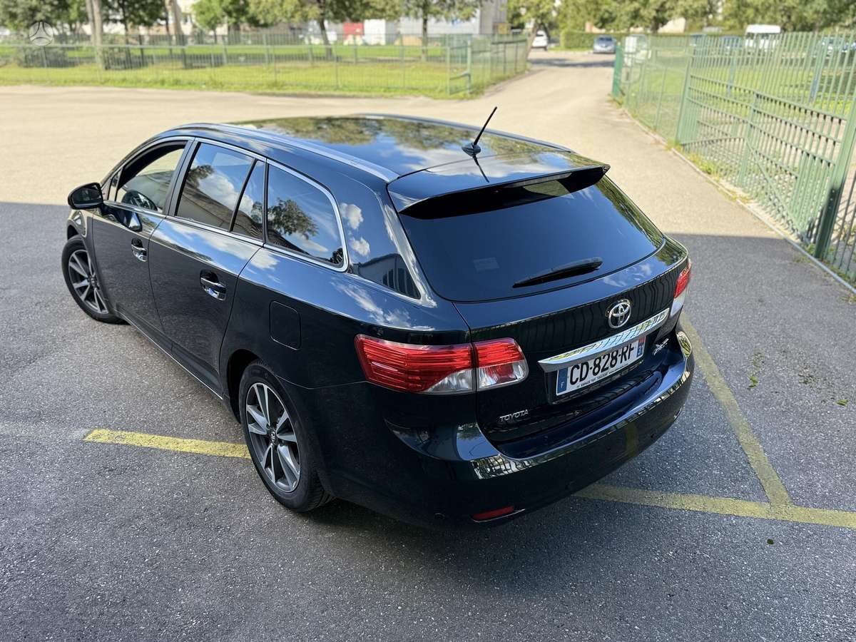Toyota Avensis 2012 — rear view