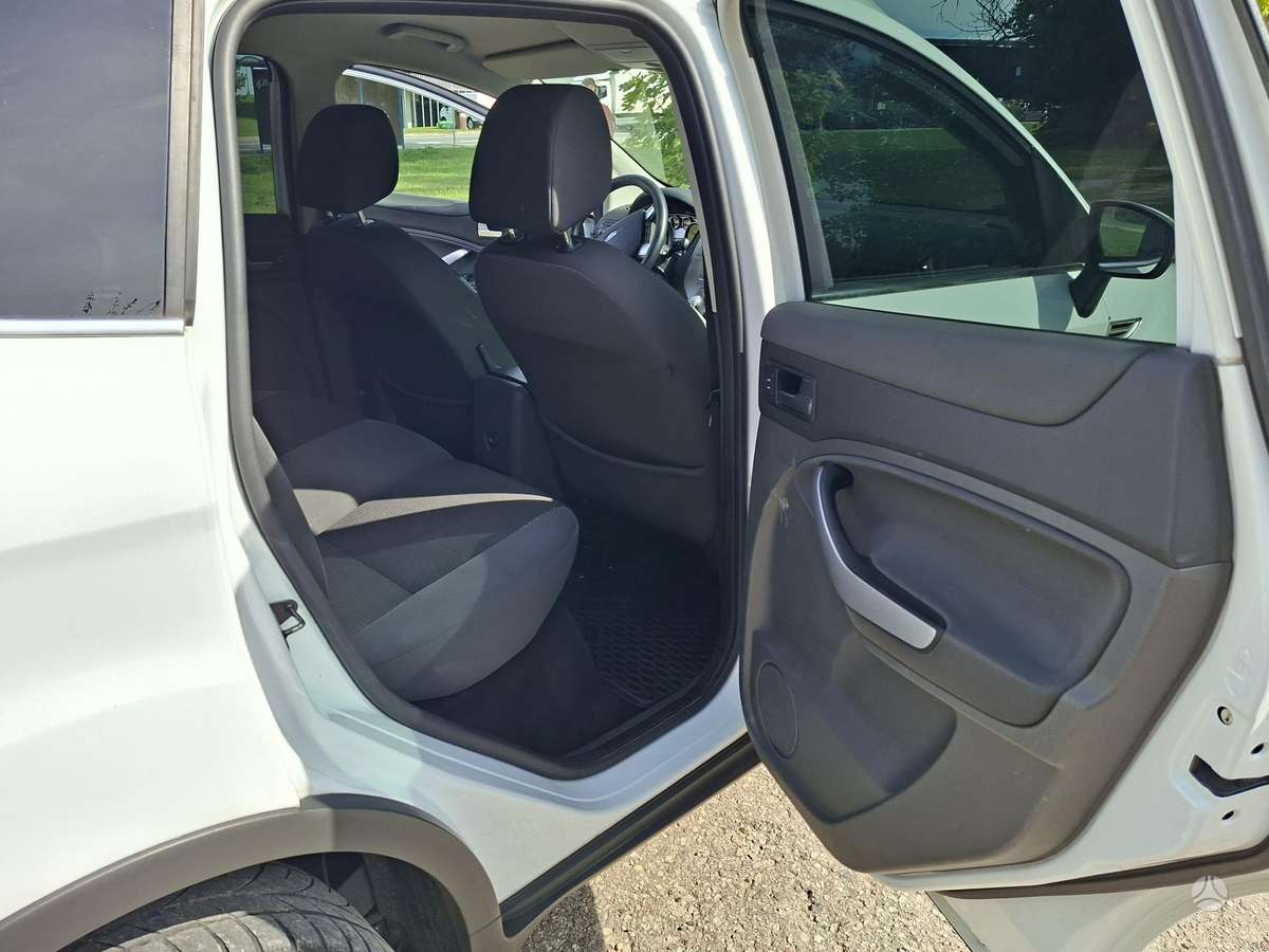 Ford Kuga 2010 — photo 17
