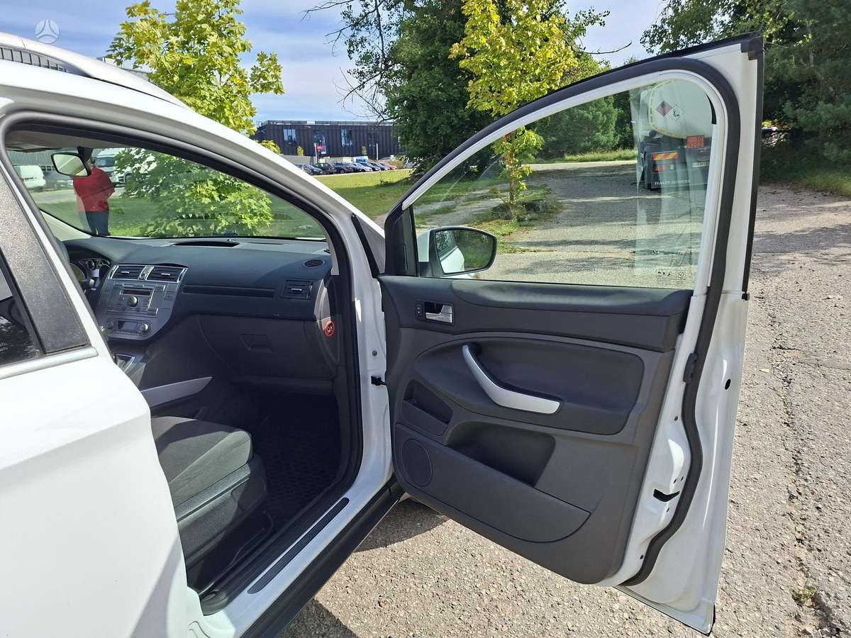 Ford Kuga 2010 — photo 21