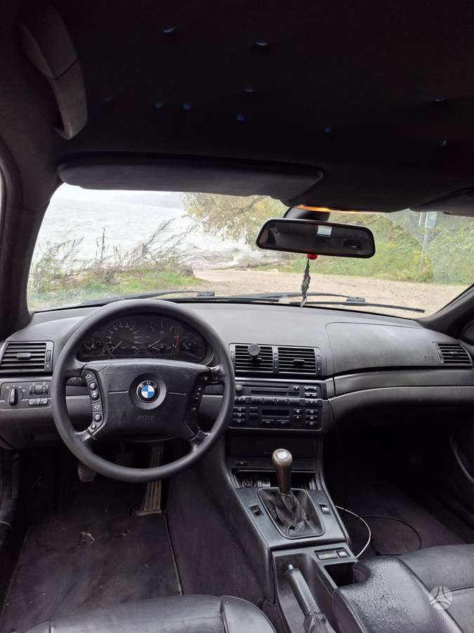 BMW 320 2004 — вигляд ззаду