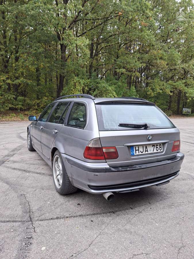BMW 320 2004 — салон