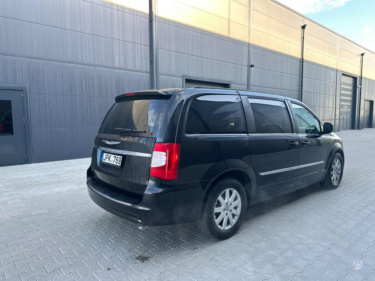 Chrysler Town 2013 — вигляд ззаду