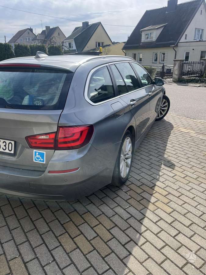 BMW 530 2010 — салон
