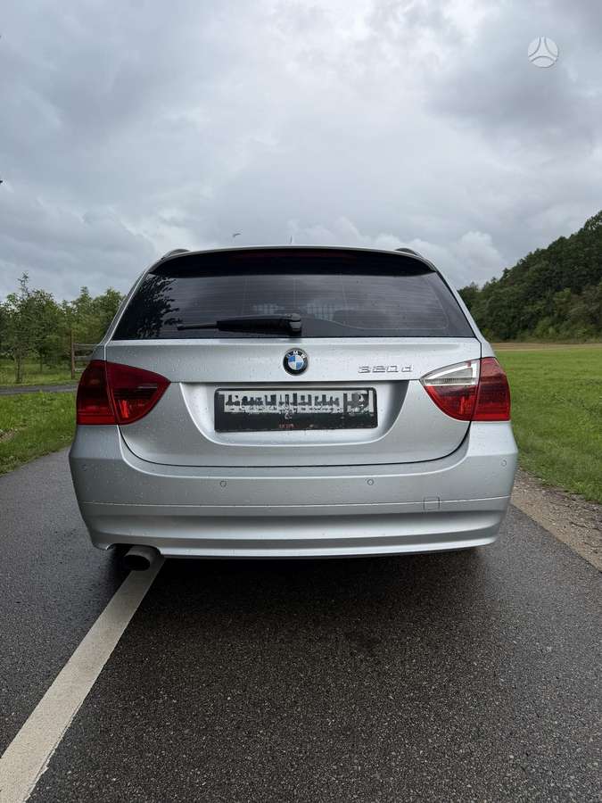 BMW 320 2005 — rear view