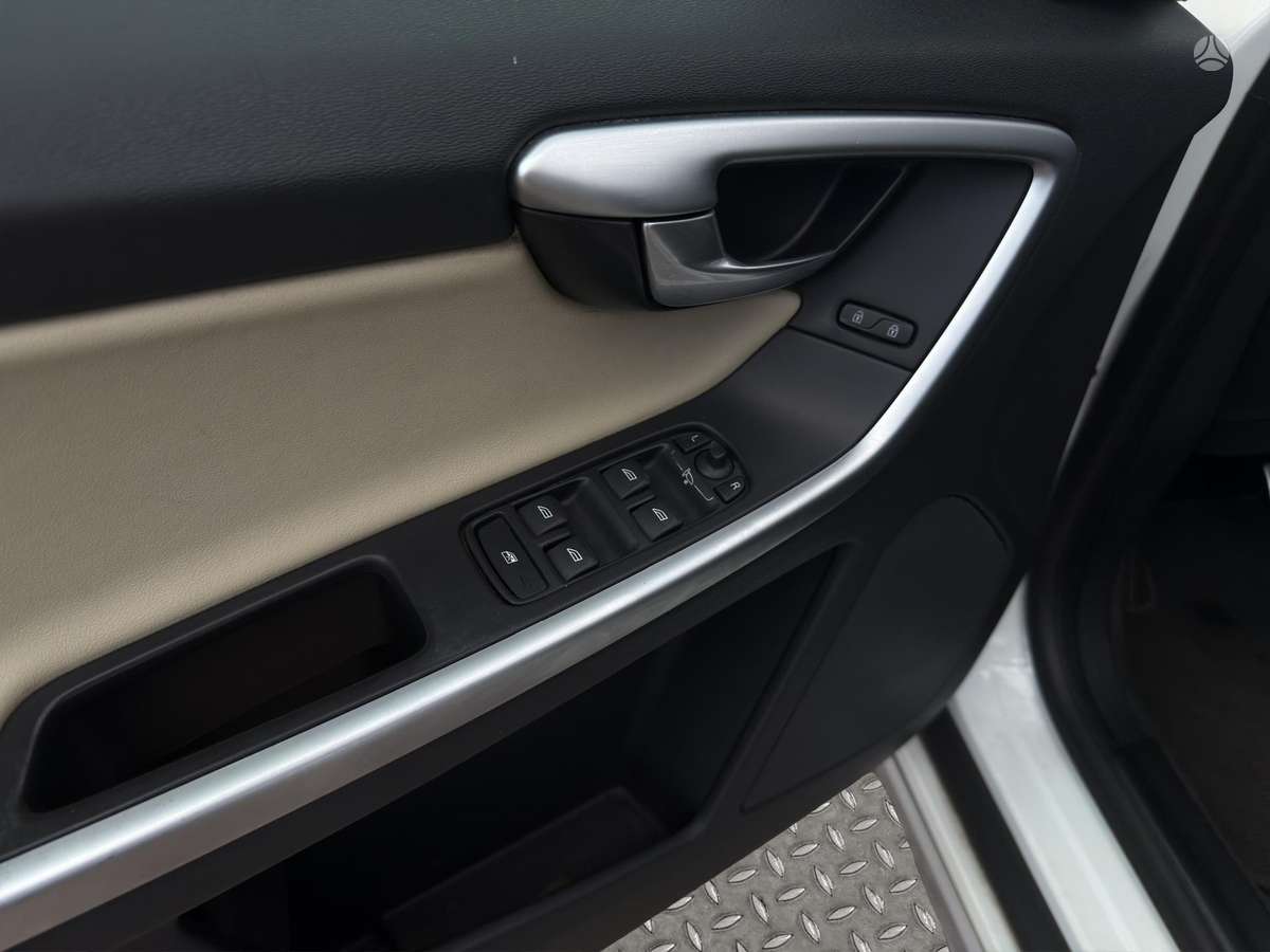 Volvo XC60 2012 — photo 13