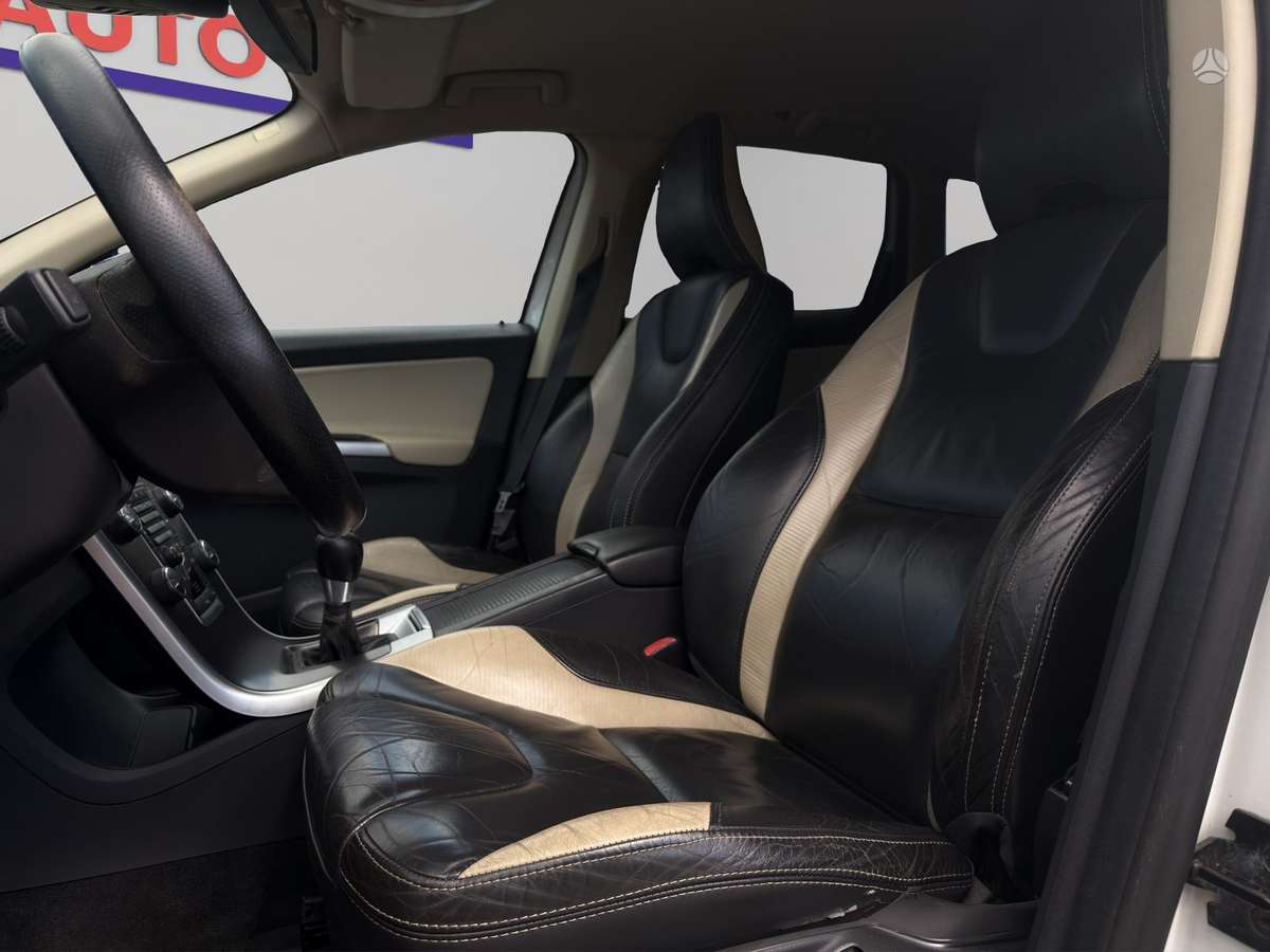 Volvo XC60 2012 — photo 14