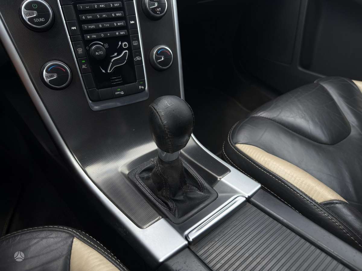 Volvo XC60 2012 — photo 15