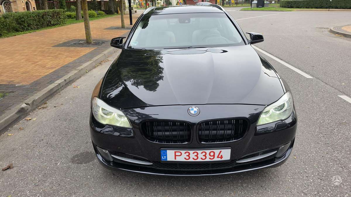 BMW 523 2010 — салон