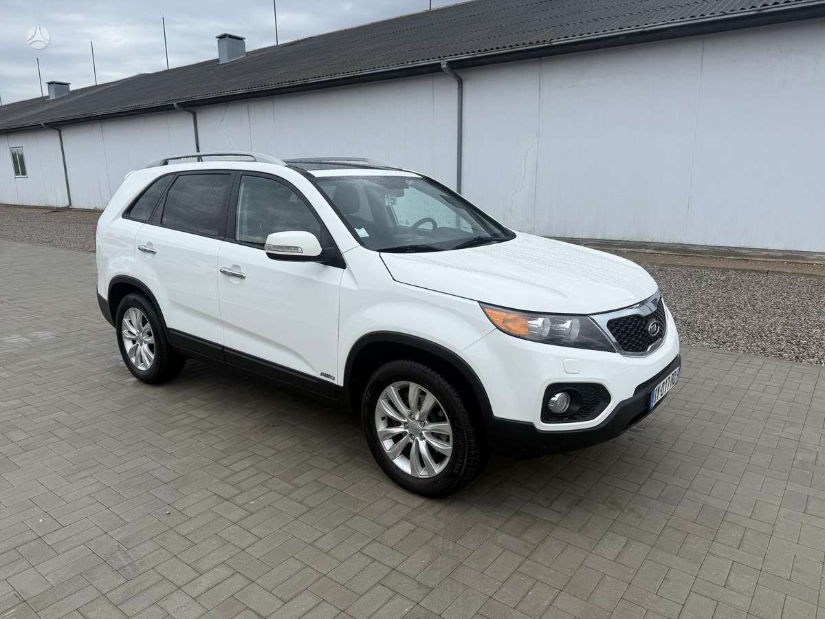 Kia Sorento 2011 — rear view