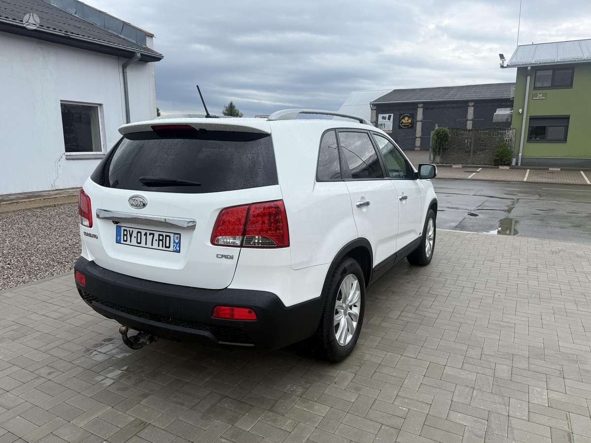 Kia Sorento 2011 — interior