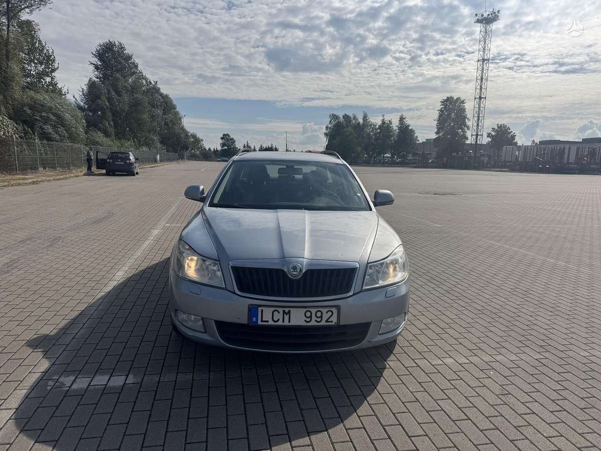 Skoda Octavia 2011 — rear view