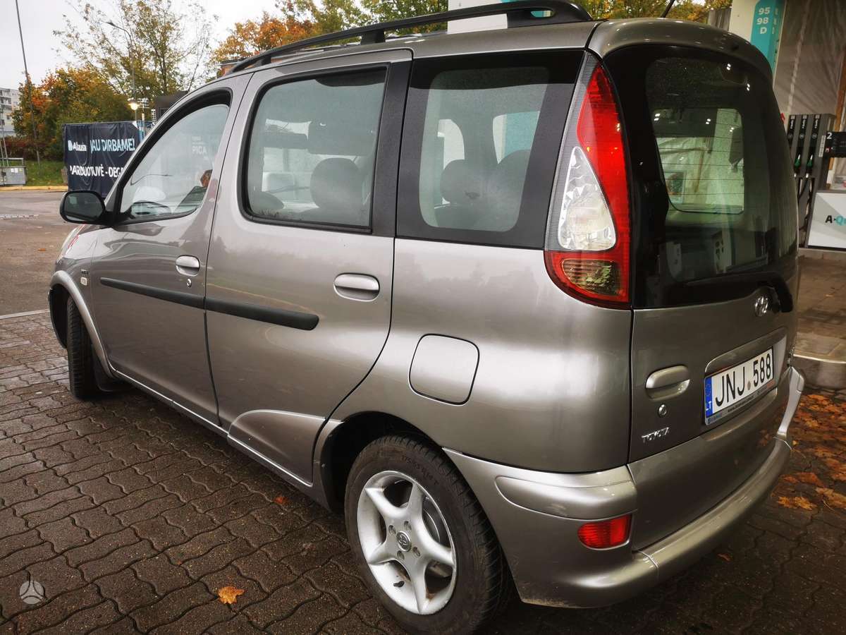 Toyota Yaris 2004 — engine