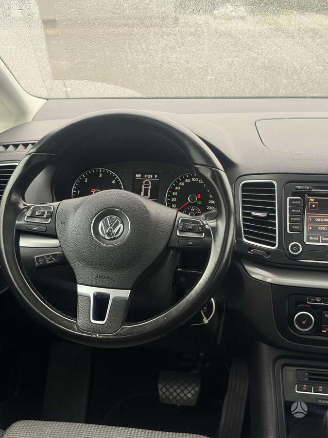 Volkswagen Sharan 2011 — photo 16