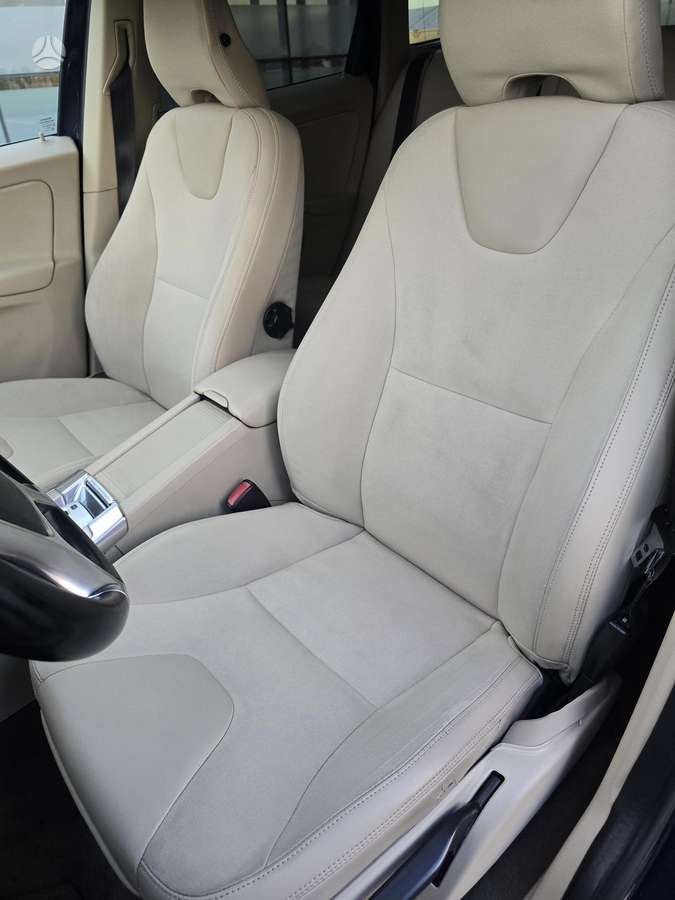 Volvo XC60 2012 — photo 18