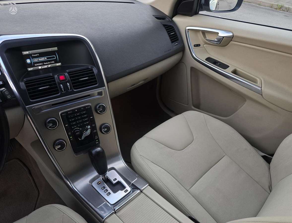Volvo XC60 2012 — photo 23