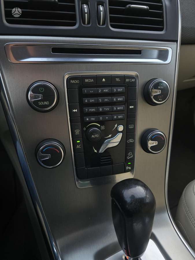 Volvo XC60 2012 — photo 25