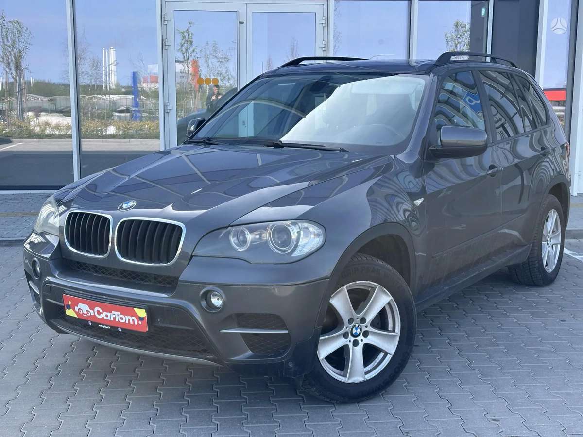 BMW X5 2010 — салон
