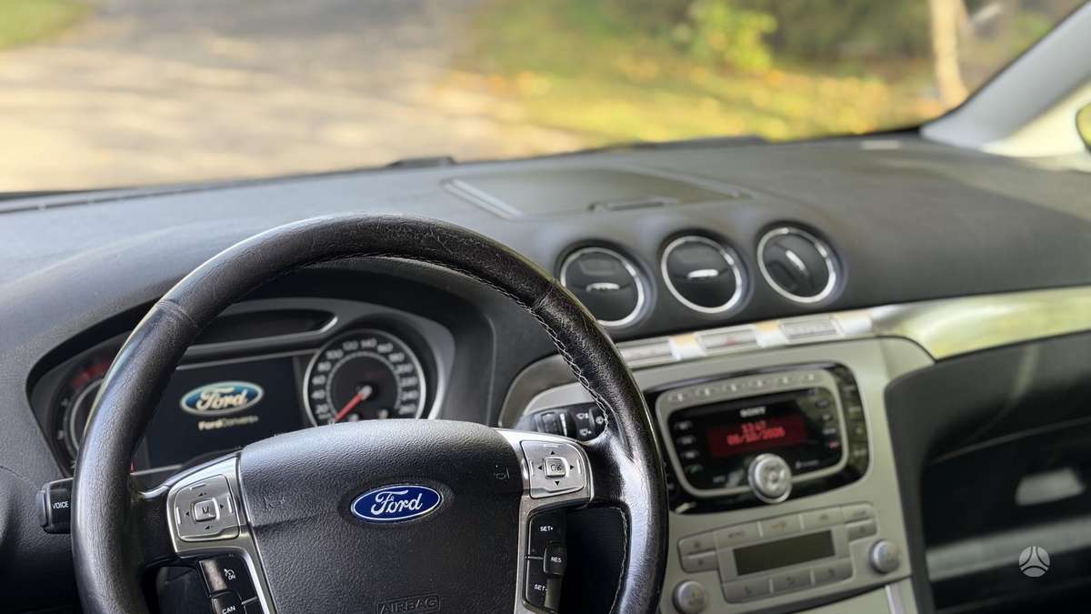 Ford Galaxy 2010 — photo 10