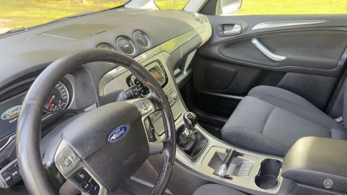 Ford Galaxy 2010 — photo 14