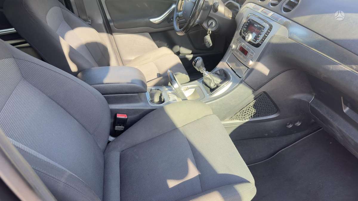 Ford Galaxy 2010 — photo 15