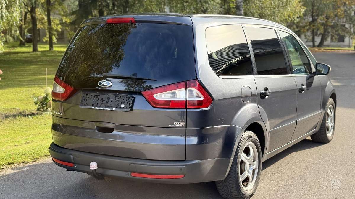Ford Galaxy 2010 — photo 22