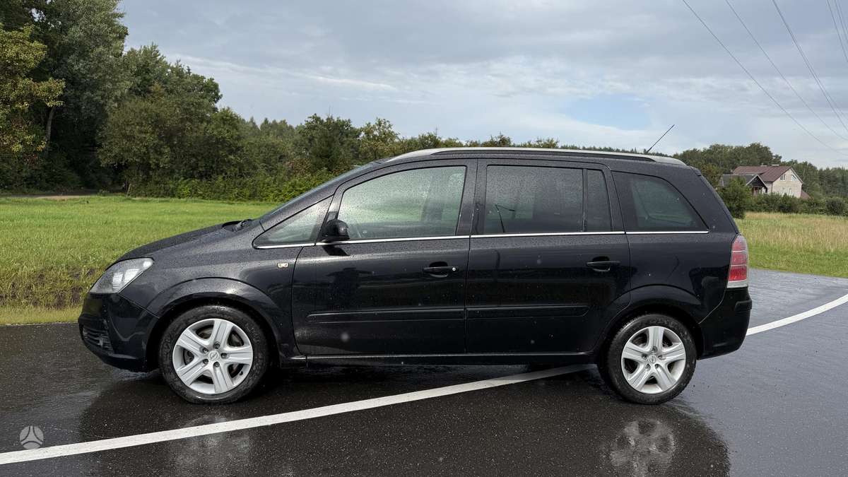 Opel Zafira 2006 — rear view